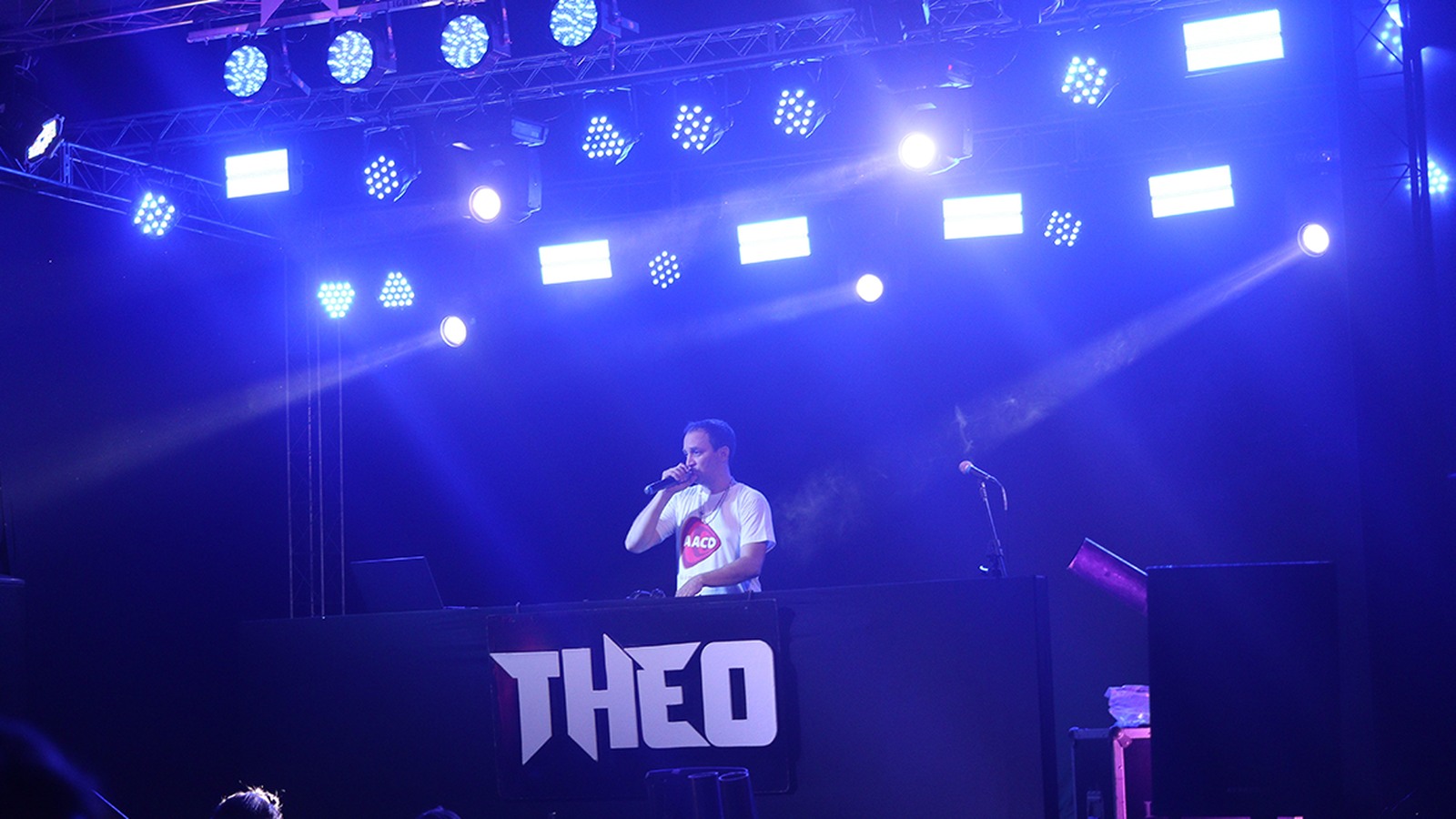 DJ Theo em apresentação com iluminação azul