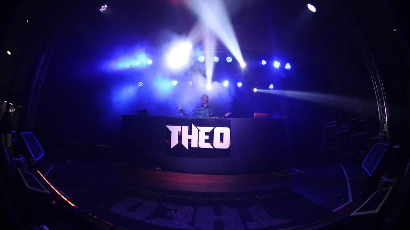 DJ Theo apresentando ao microfone no palco