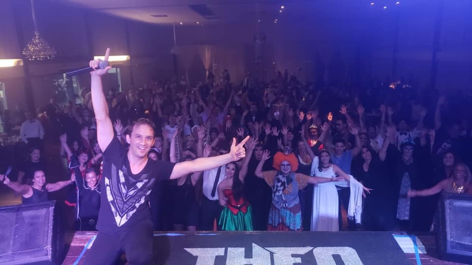 DJ Theo em show com o público