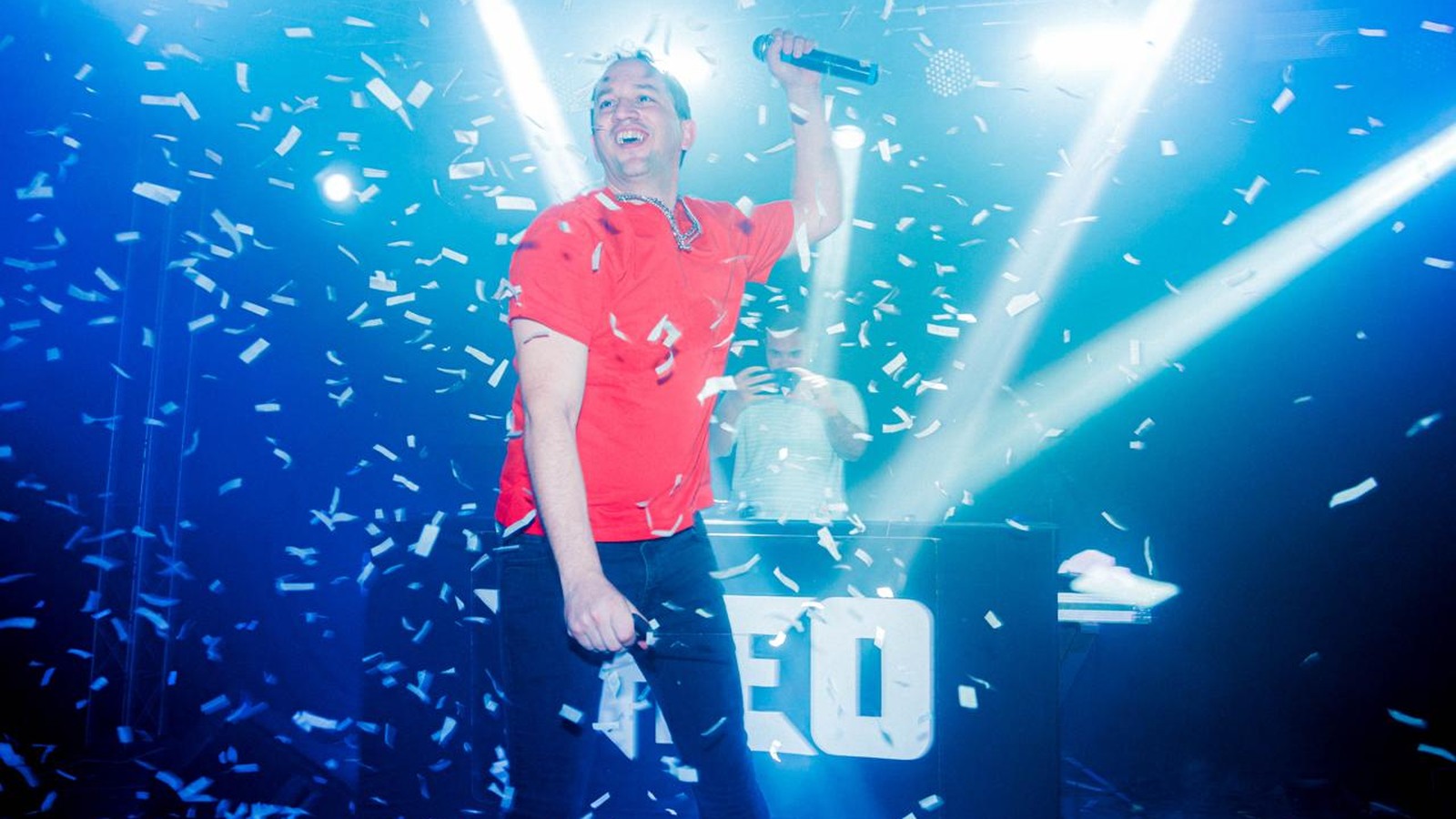 DJ Theo em apresentação com confetes