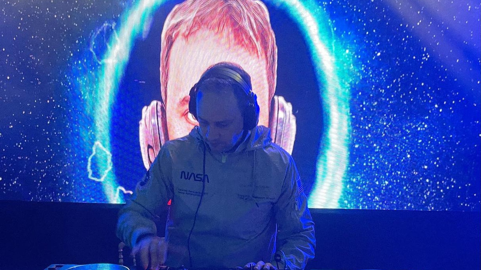 DJ Theo tocando em controladora profissional