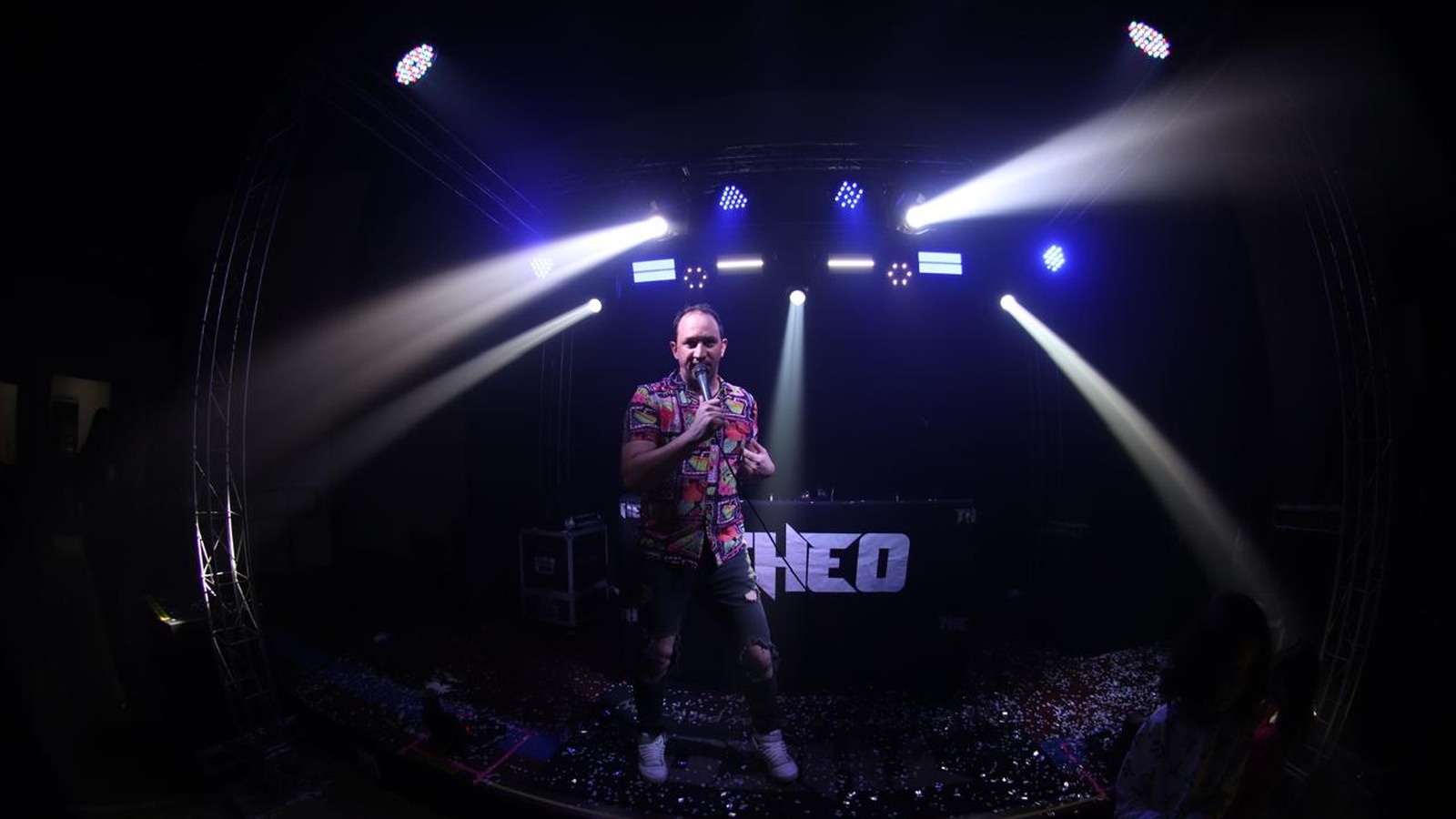 DJ Theo cantando e interagindo com o público